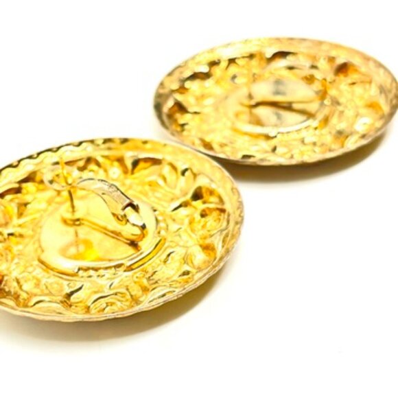 VINTAGE BUTLER ORNATE GOLD TONE LARGE DISC FLORAL EARRINGS PURPLE RESIN ROUND - Picture 13 of 15